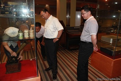 中國五金制品協(xié)會張東立理事長與國家日用五金技術(shù)開發(fā)中心楊主任蒞臨陽江十八子集團考察調(diào)研