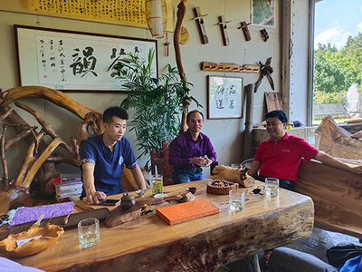 上猶縣根源居木業(yè)創(chuàng)辦人謝一棚前往崇義益生堂做客交流