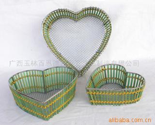 鐵線(xiàn)制品;藤籃;竹籃;編織品;酒架;刀叉籃;多層儲(chǔ)物架;儲(chǔ)物籃;水草籃;面包籃;洗衣籃;儲(chǔ)物架;_家用竹、木制品 家用竹、木制品 _中國(guó) 廣西 玉林市 85 MIN ZHU ROAD, SOUTH,GUANGXI,CHINA_廣西玉林百恩德日用工藝品制造_